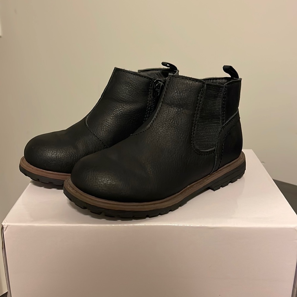 Oshkosh little boy size 9 black boots.
